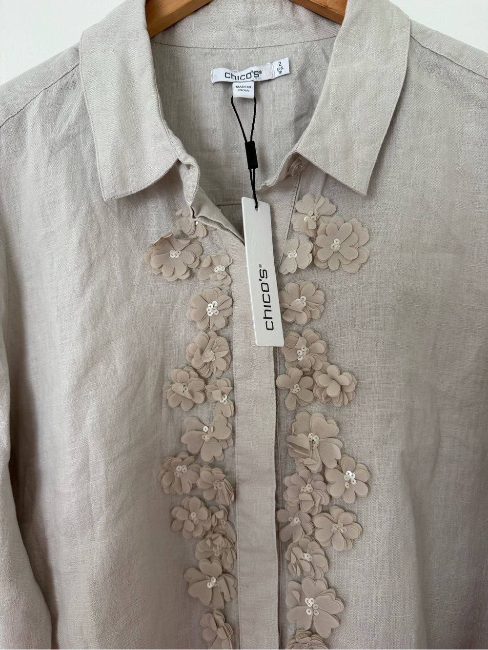 NWT Chico’s 100% Linen Button Front Shirt 3D Floral Beige Women Size 2- Large - Picture 3 of 9